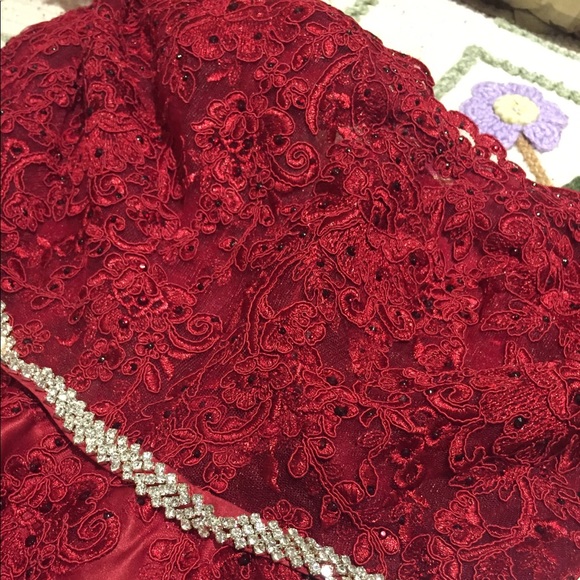 Red satin gown - Picture 4 of 7